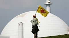 Anti-Atom-Aktivist vor dem Meiler von Brokdorf im April 2010