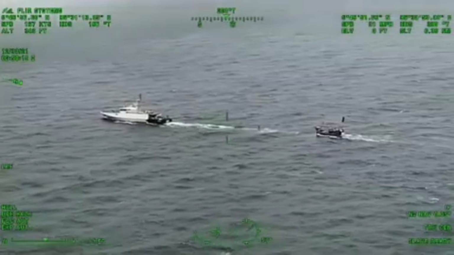 سفينة تابعة للبحرية الإندونيسية تجرّ زورقاً يحمل على متنه لاجئين من الروهينغا ليرسو في أحد موانئ البلاد