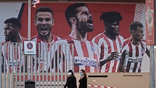 ملصق عملاق للاعبي كرة القدم في أتلتيكو مدريد في ملعب واندا متروبوليتانو في مدريد، إسبانيا
