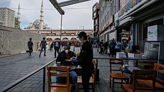 İstanbul'da bir kafe çalışanı