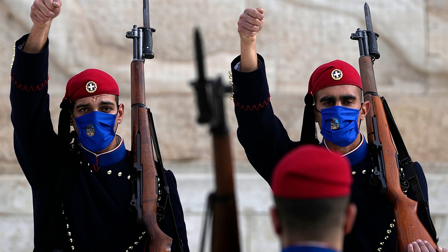 Οι εύζωνες στο μνημείο του Αγνώστου Στρατιώτη με μάσκες