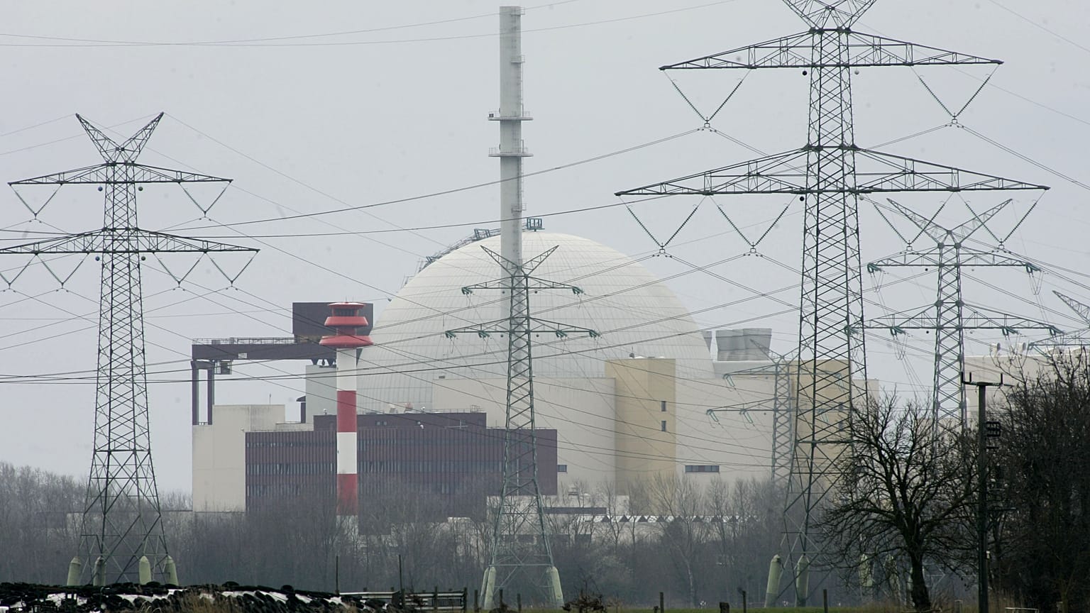 Archivo: la central nuclear de Brokdorf, en el norte de Alemania, el 8 de marzo de 2007. 