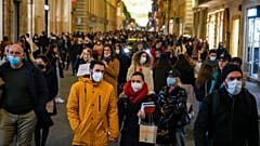 Menschen in der Innenstadt von Rom in Italien