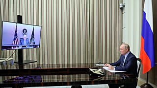 Joe Biden e Vladimir Putin trocaram advertências numa conversa telefónica