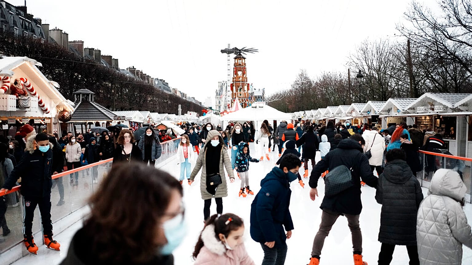Patinoire dans une fête foraine à Paris, France, 29 décembre 2021