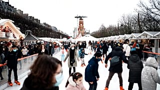 Patinoire dans une fête foraine à Paris, France, 29 décembre 2021