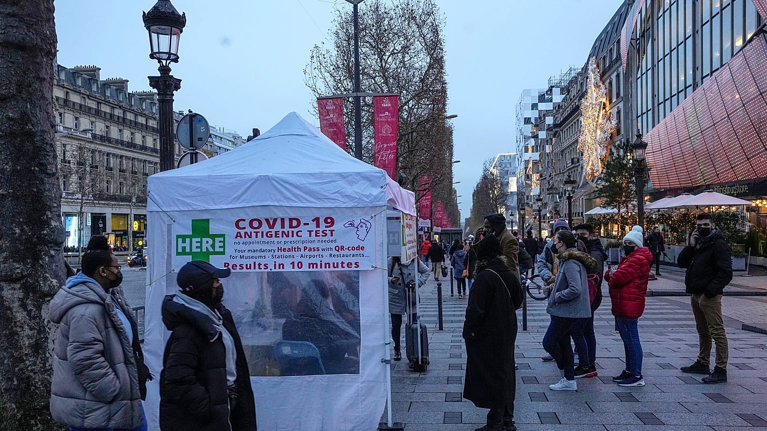 Anstehen für einen Covid-Test in Paris