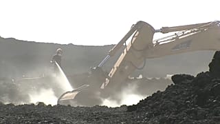 Pelleteuse en action et pompier arrosant la lave encore fumante, district de la Laguna, 29,décembre 2021
