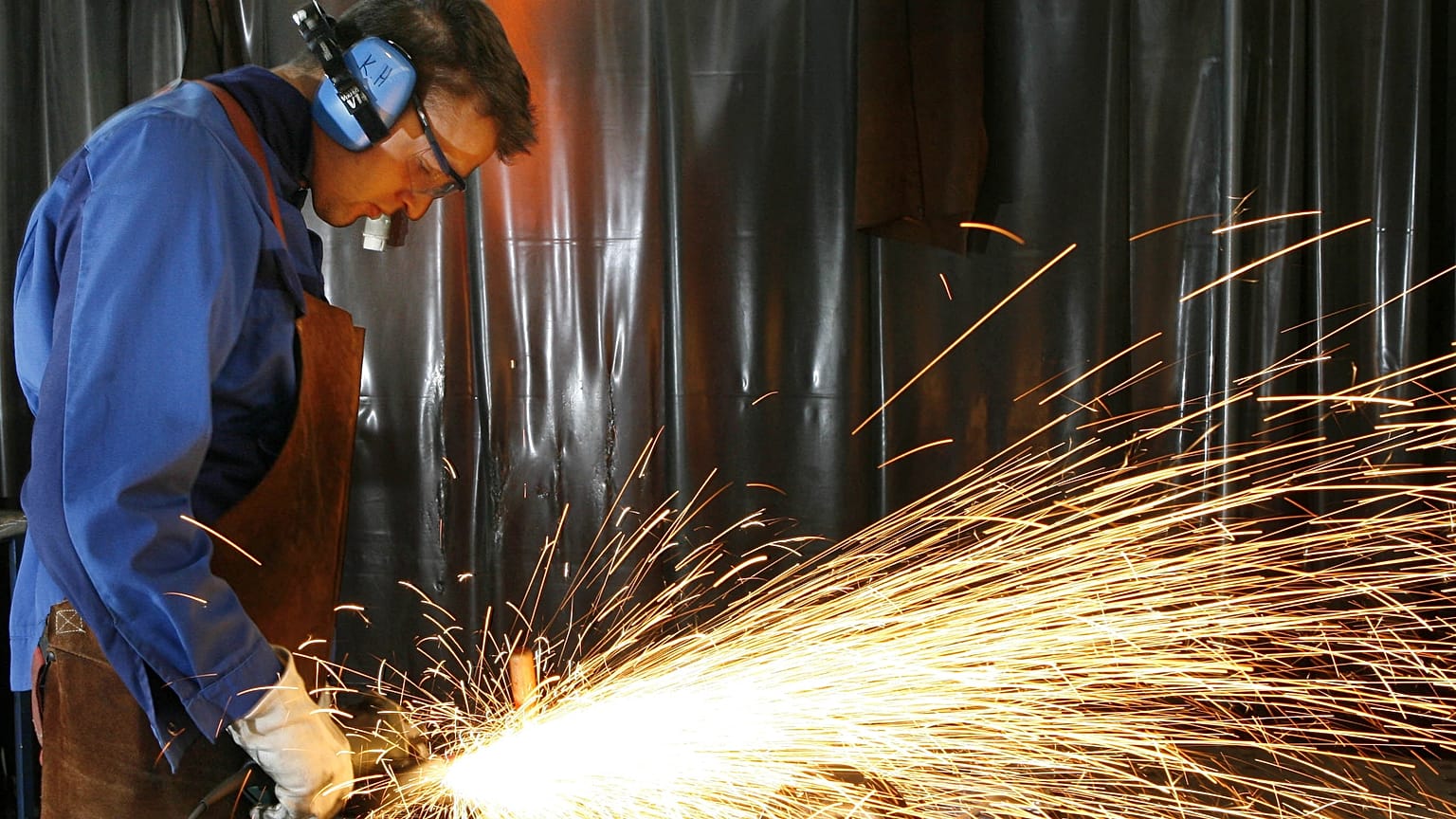 Almanya'nın Herbolzheim kentinde bir fabrika işçisi
