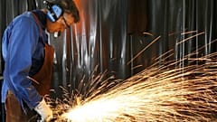 Almanya'nın Herbolzheim kentinde bir fabrika işçisi