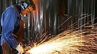 Almanya'nın Herbolzheim kentinde bir fabrika işçisi