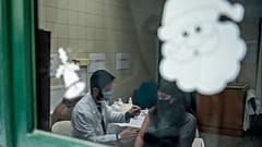 Egy nő kapja meg a koronavírus elleni védőoltást Egerben az év utolsó napján