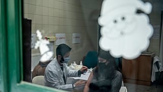 Egy nő kapja meg a koronavírus elleni védőoltást Egerben az év utolsó napján