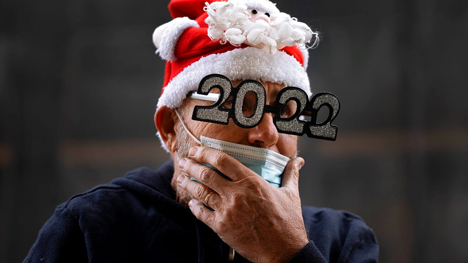 Un homme à Tel Aviv, le 31 décembre 2021