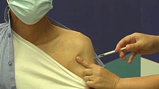 إسرائيلي يتلقى الجرعة التنشيطية الثانية