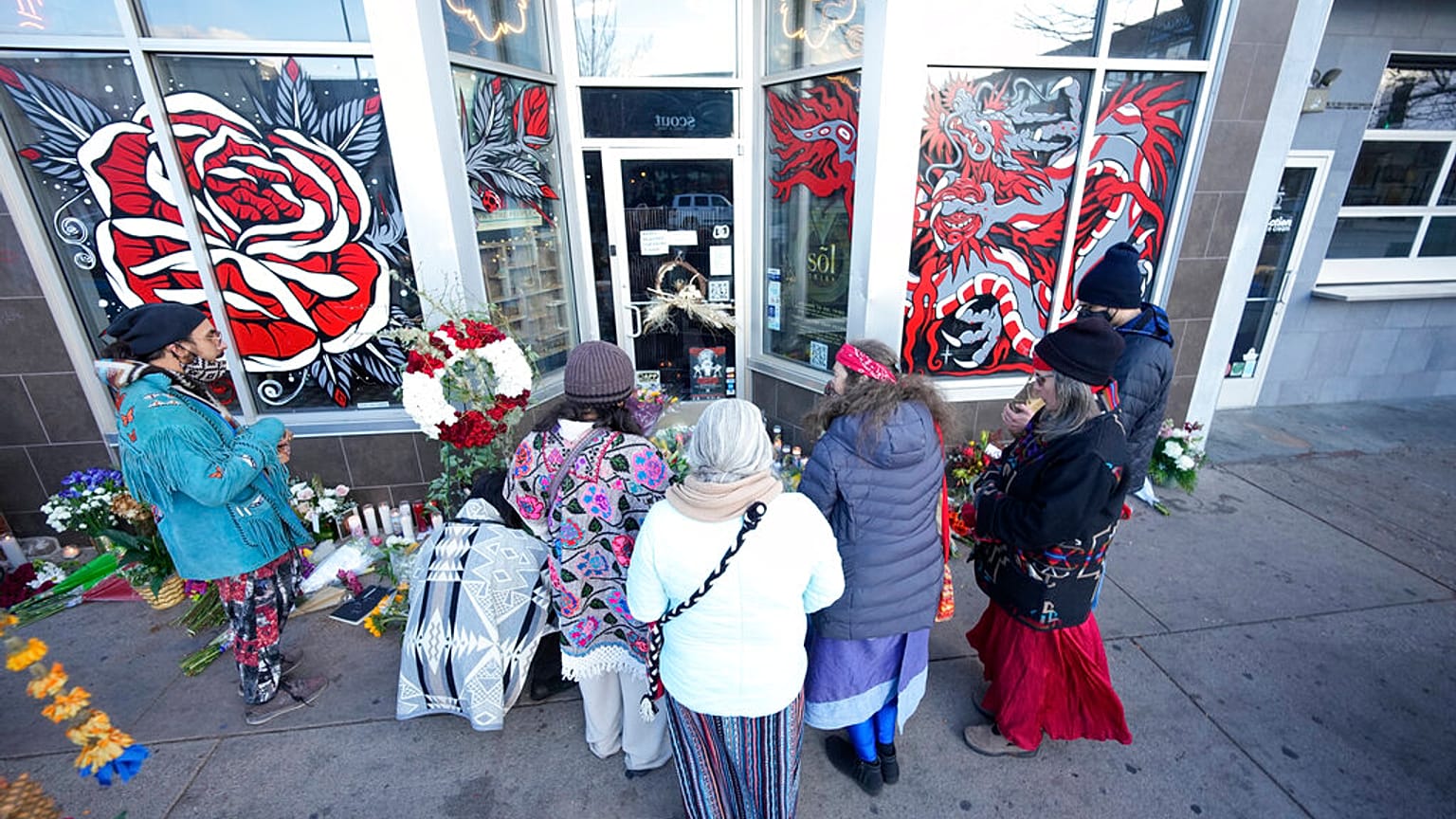 Az egyik tetoválószalon, ahol a lövöldözés történt - az ámokfutás során hatan haltak meg, köztük az elkövető is, és ketten sebesültek meg