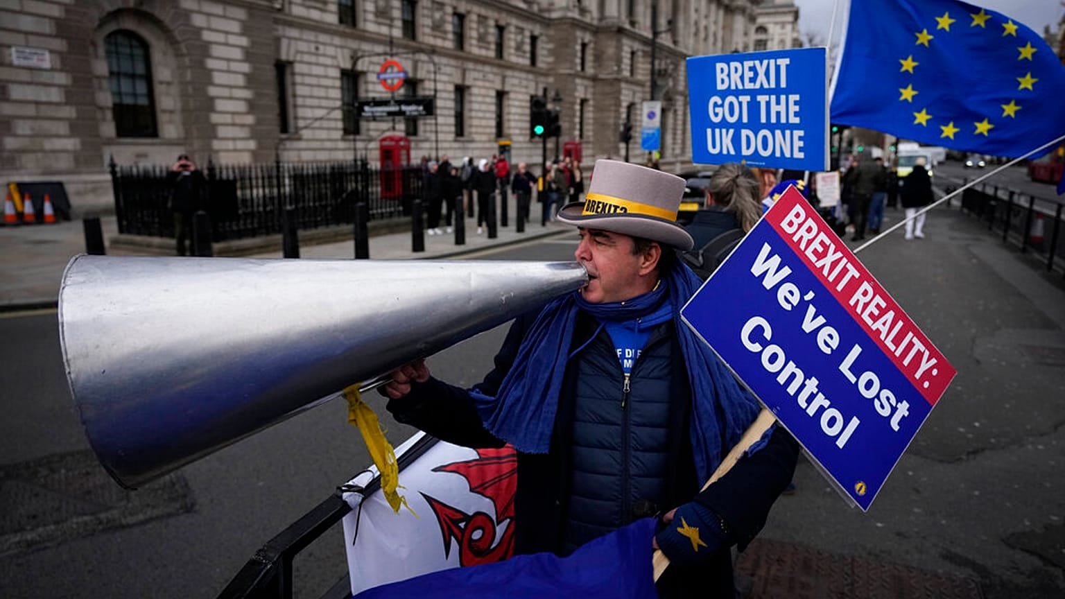 Un británico protesta contra el Brexit en Londres, el 8 de diciembre de 2021