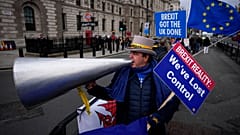 Un británico protesta contra el Brexit en Londres, el 8 de diciembre de 2021