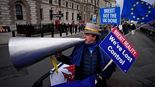 Un británico protesta contra el Brexit en Londres, el 8 de diciembre de 2021