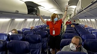Archivfoto einer Stewardess mit Mase auf einem Southwest Airlines Flug 2020