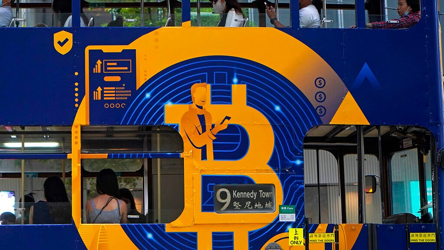 Hong Kong'da bir otobüste Bitcoin reklamı