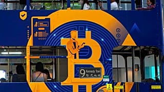 Hong Kong'da bir otobüste Bitcoin reklamı