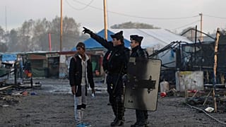 ماموران پلیس در یک حلبیآباد پناهجویان در کاله فرانسه