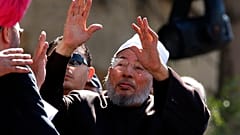 Yusuf el-Karadavi, Mısır'daki Tahrir meydanında cuma namazı sonrası kalabalığı selamlıyor, 18 Şubat 2011