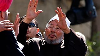 Yusuf el-Karadavi, Mısır'daki Tahrir meydanında cuma namazı sonrası kalabalığı selamlıyor, 18 Şubat 2011