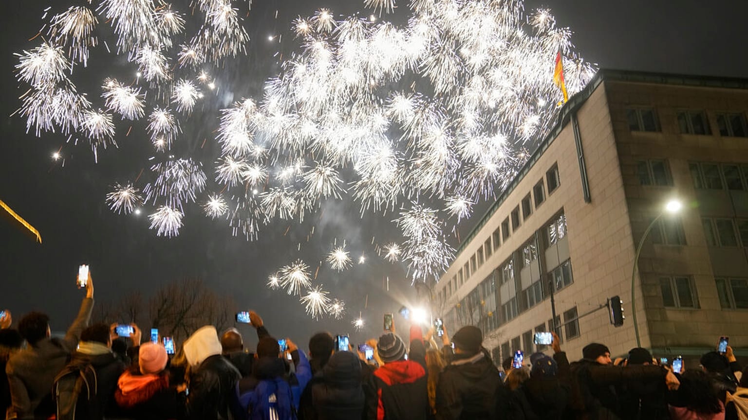 Feiernde in Berlin Mitte Unter den Linden