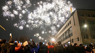 Feiernde in Berlin Mitte Unter den Linden