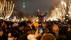 Berlin: Tausende Feiernde trotzten Unter den Linden dem Versammlungsverbot