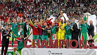 لاعبو منتخب الجزائر يحتفلون بفوزهم بنهائي كأس العرب 2021 على ملعب البيت في مدينة الخور القطرية يوم 18 ديسمبر 2021.
