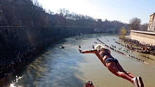 "Mister Ok" Maurizio Palmulli si tuffa nel Tevere da Ponte Cavour, Roma