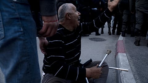 Участник акции протеста против снова домов палестинцев