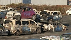 Autowracks nach der Neujahrsnacht auf einem Schrottplatz nahe Straßburg