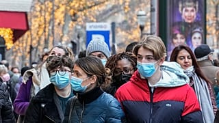 متسوقون يرتدون الكمامات للوقاية من كوفيدـ19 في باريس. 2021/12/20