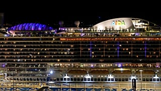 Die festsitzende Aida Nova im Hafen von Lissabon am 31.12.21