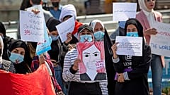 مظاهرة نسوية ضد العنف بمناسبة اليوم العالمي للمرأة في مدينة البصرة جنوب العراق.
