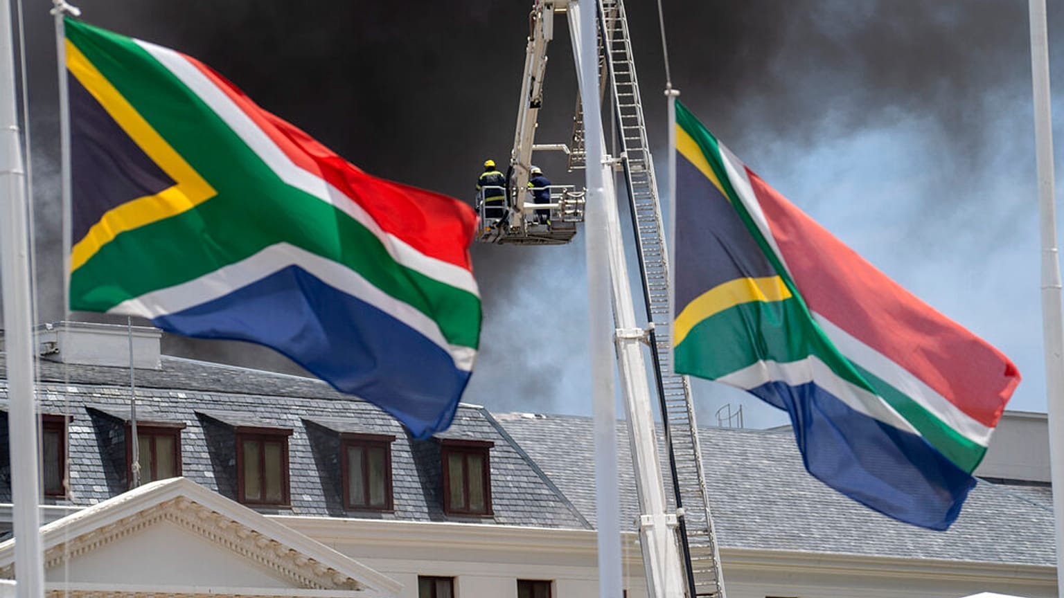 Sudafrica, a fuoco la sede del Parlamento. Fermato un uomo di 50 anni