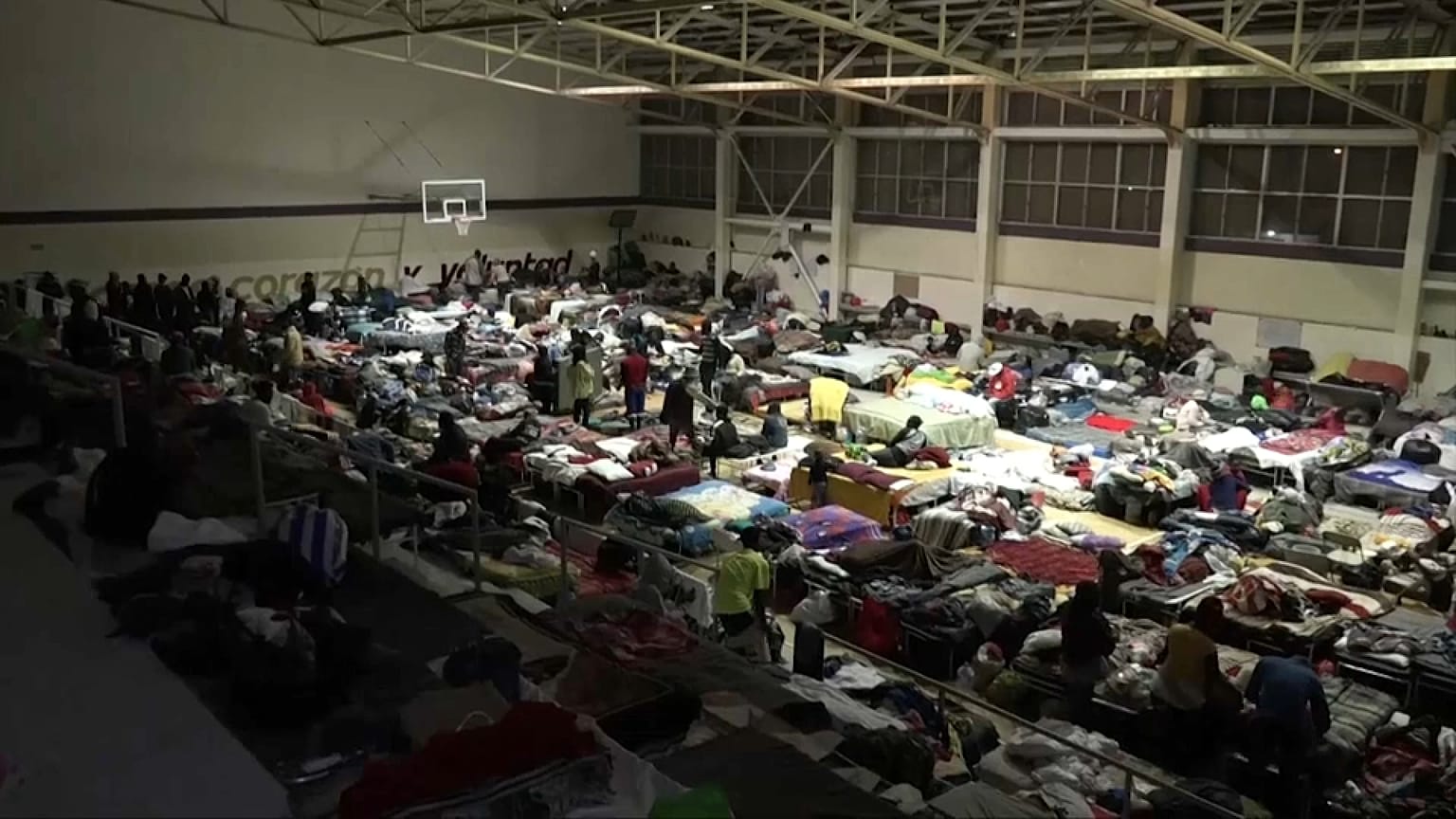 CIentos de migrantes desbordan los refugios en México