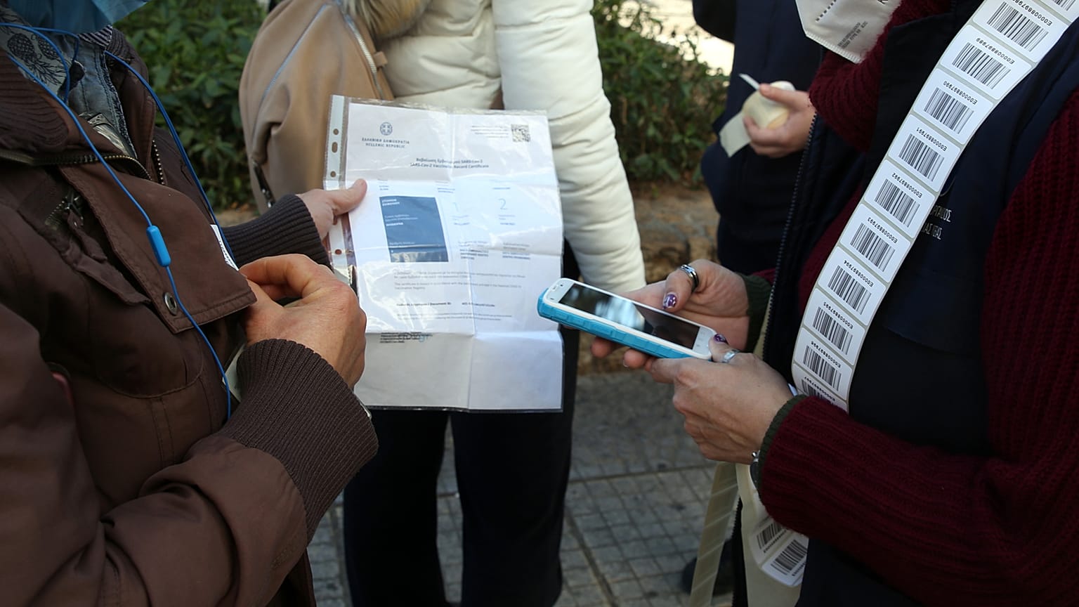 Κόσμος σπεύδει για τεστ στη Νέα Σμύρνη Αττικής