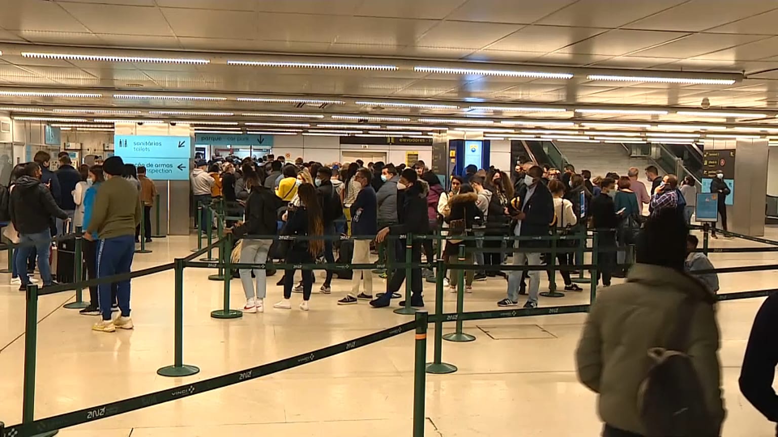 Colas en el aeropuerto de Lisboa para hacerse un test de COVID-19