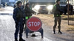 Litauische Soldaten an einer Sperre im Grenzort Druskininkai