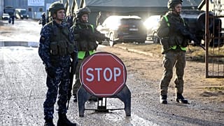 Litauische Soldaten an einer Sperre im Grenzort Druskininkai