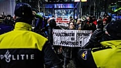 Hollanda: Göstericilere polis köpeğiyle müdahale | Covid-19
