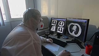 Covid-19 : face à Omicron, l'isolement raccourci pour éviter la paralysie économique