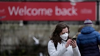 Ограничения возвращаются: женщина в маске на Трафальгарской площади, Лондон, 29 декабря 2021 г.