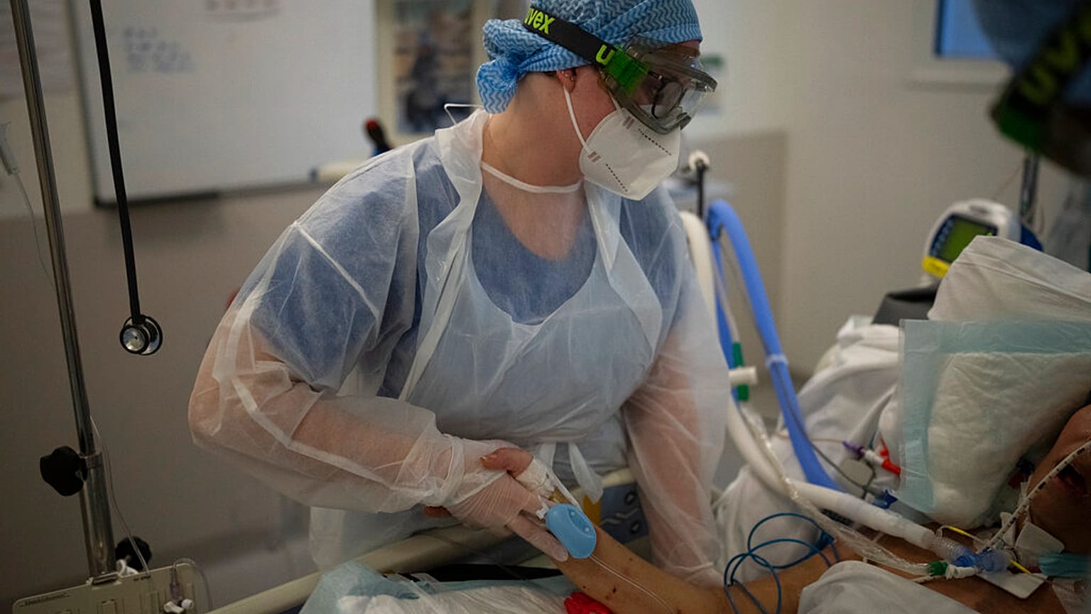 In einem Krankenhaus in Marseille hält eine Krankenschwester einem Covid-Intensivpatienten die Hand