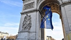 Bandeira da União Europeia sob o Arco do Triunfo, em Paris, França